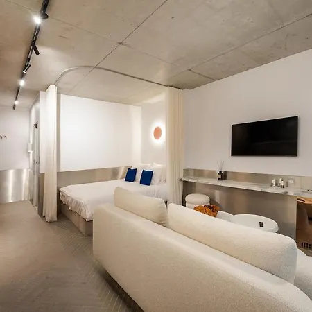 דירה Luxury Downtown Atelier